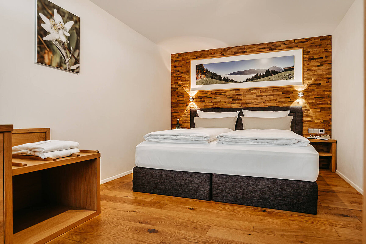 2-Raum Wohnung Typ 32 Schlafraum Almajur Ferienhotel Mittelberg Kleinwalsertal 2-Raum Wohnung Typ 32 Schlafraum Almajur Ferienhotel Mittelberg Kleinwalsertal
