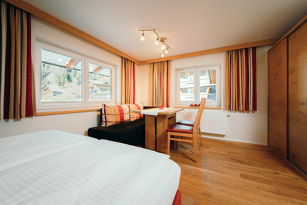 Doppelzimmer Standard B - Wohn-Schlafraum - Almajur Ferienhotel Mittelberg Kleinwalsertal