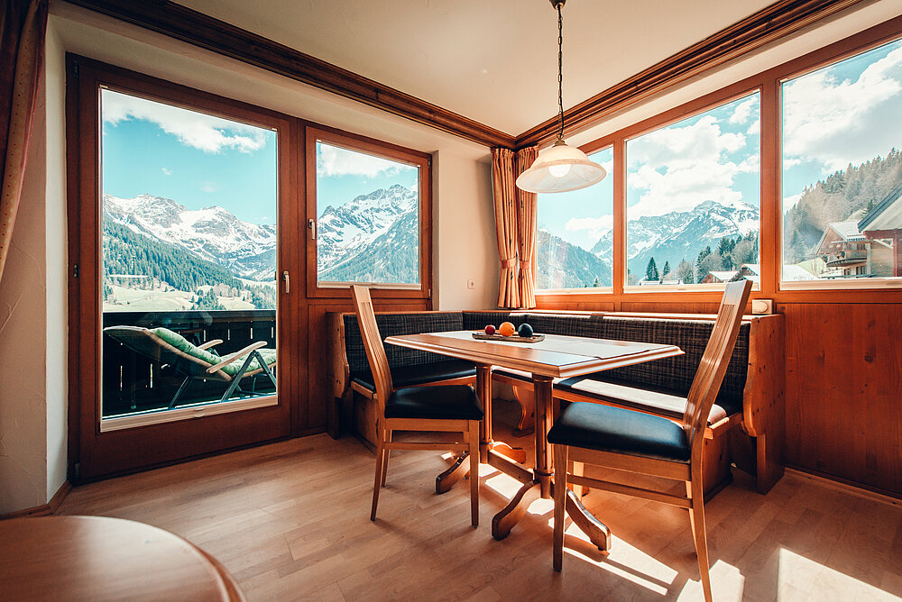 3-kamerappartement type 23b - Hoekbank met panoramisch uitzicht - Almajur Vakantiehotel Mittelberg Kleinwalsertal