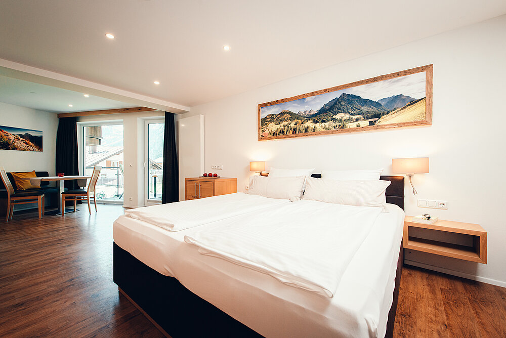 1-kamerappartement type 20a - Woonkamer met terras - Almajur Vakantiehotel Mittelberg Kleinwalsertal