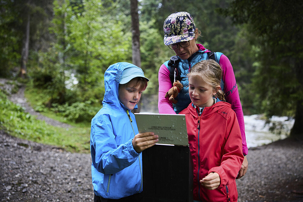 Naturforscherabenteuer_Schwarzwasserbach___Kleinwalsertal_Tourismus_Oliver_Farys__c__Oliver_Farys_-_Kleinwalsertal_Tourismus_eGen__1_