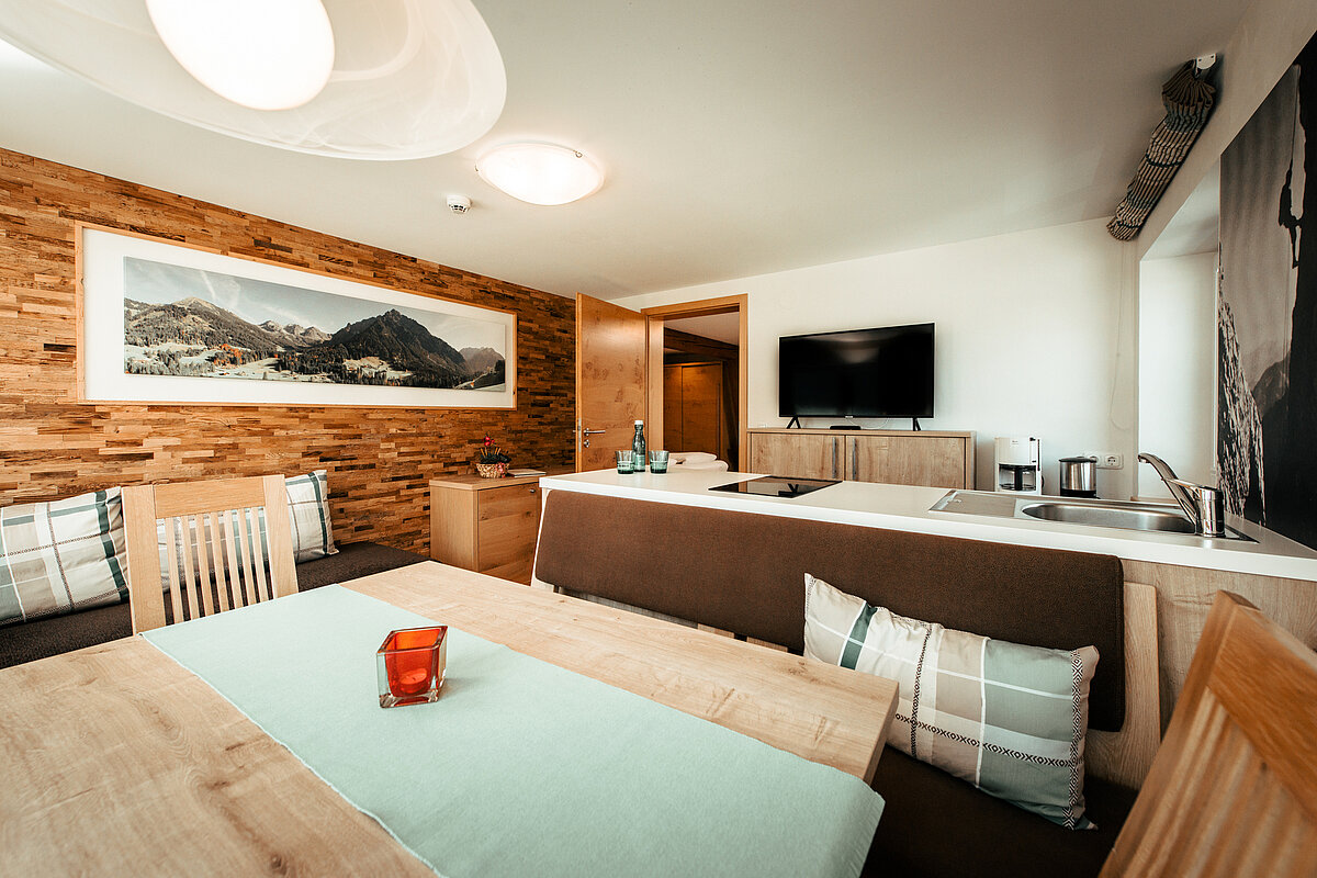 2-Raum Wohnung Typ 33 - Wohnküche - Almajur Ferienhotel Mittelberg Kleinwalsertal