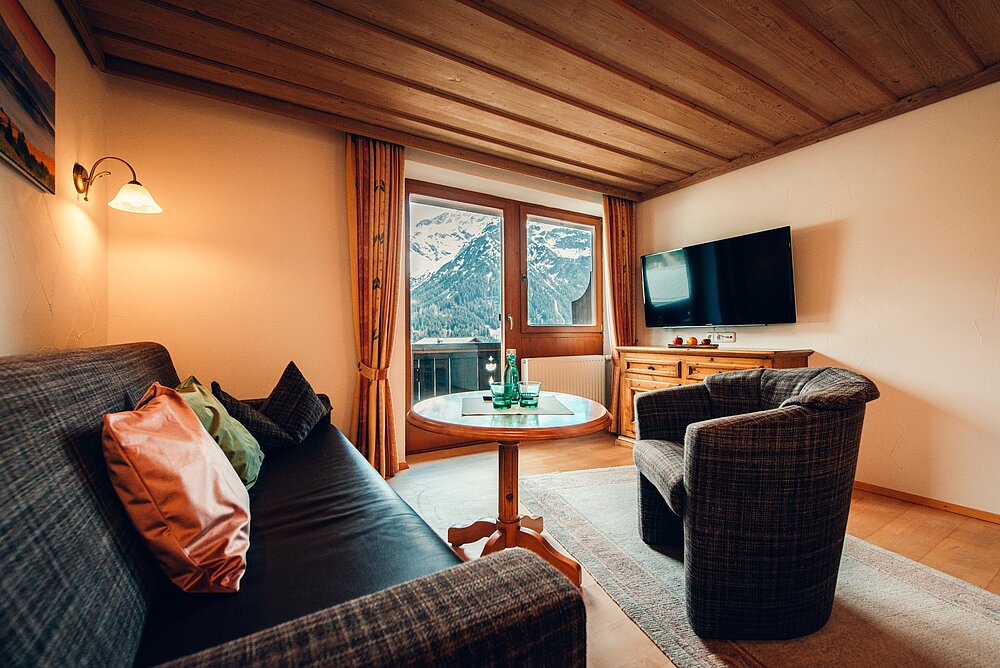 Doppelzimmer Komfort C - Wohnzimmer mit Balkon - Almajur Ferienhotel Mittelberg Kleinwalsertal