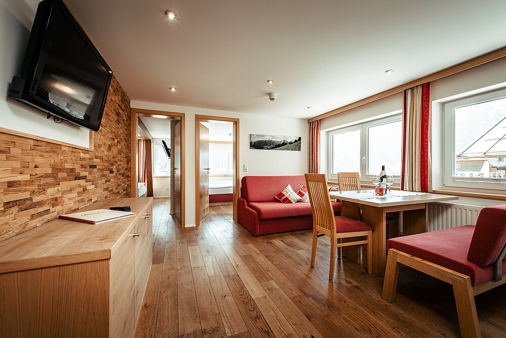 3-kamerappartement type 34 - woonkamer - Almajur Vakantiehotel Mittelberg Kleinwalsertal