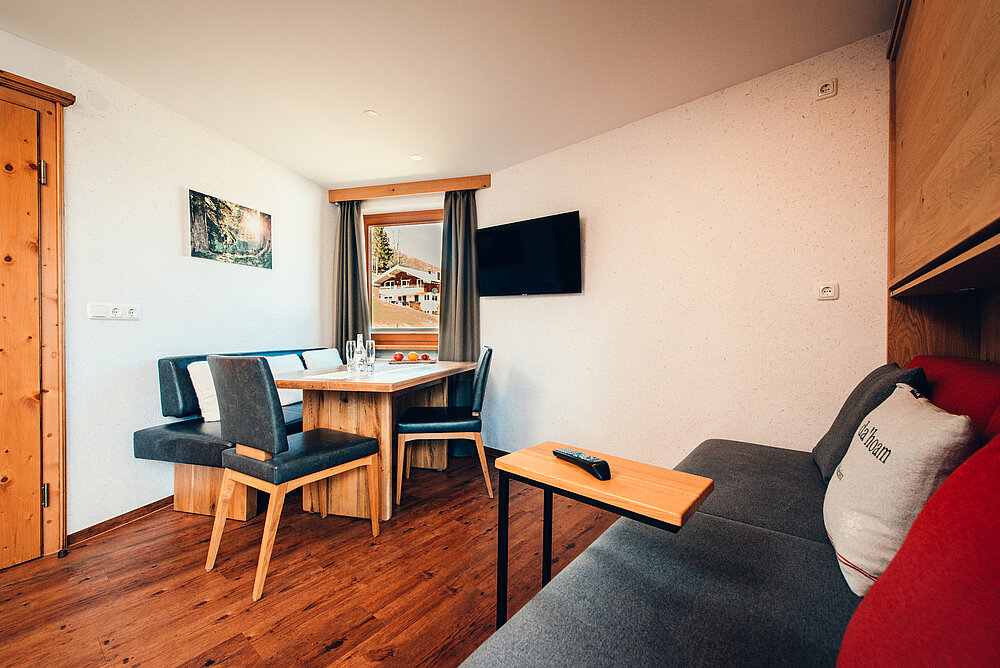 2-Raum Wohnung Typ 21 - Eckbank mit Ausziehwand - Almajur Ferienhotel Mittelberg Kleinwalsertal 2-Raum Wohnung Typ 21 - Eckbank mit Ausziehwand - Almajur Ferienhotel Mittelberg Kleinwalsertal