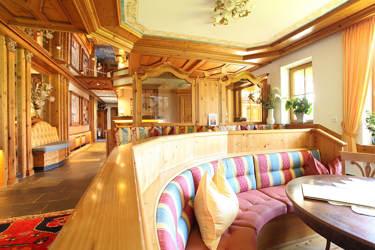 Foyer mit Rezeption, Infobereich und gemütlichem Sitzbereich