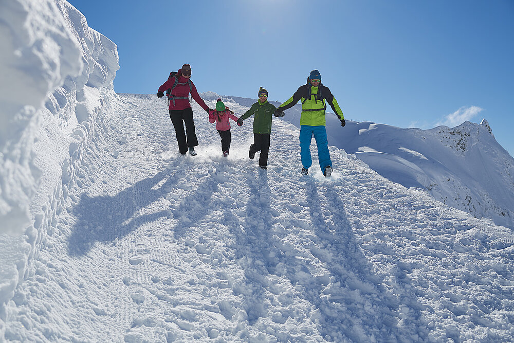 [Translate to Nederlands:] Familien Winterwanderung
